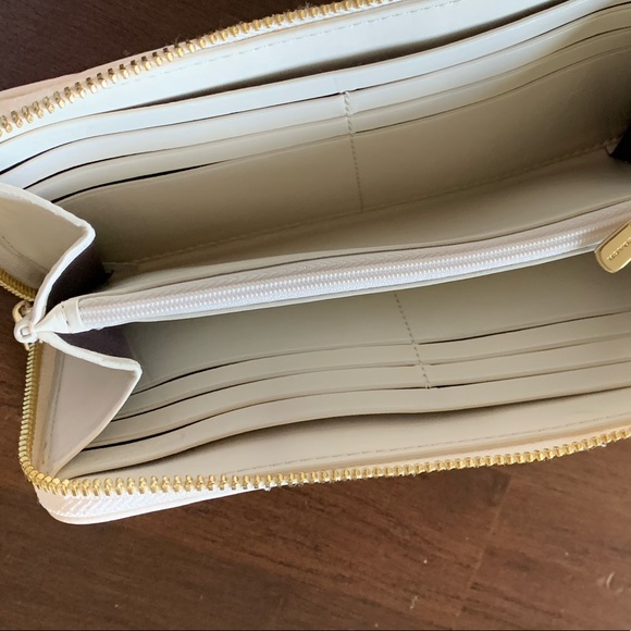 Coach Zipper Wallet. - Picture 5 of 8